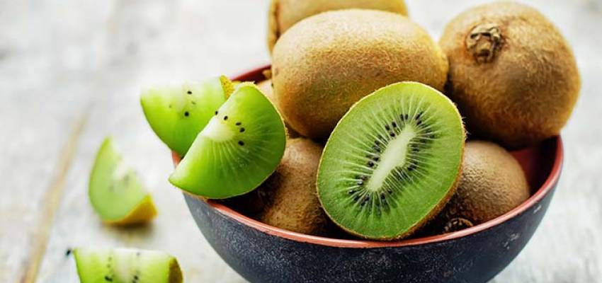 como tirar mancha de kiwi da roupa