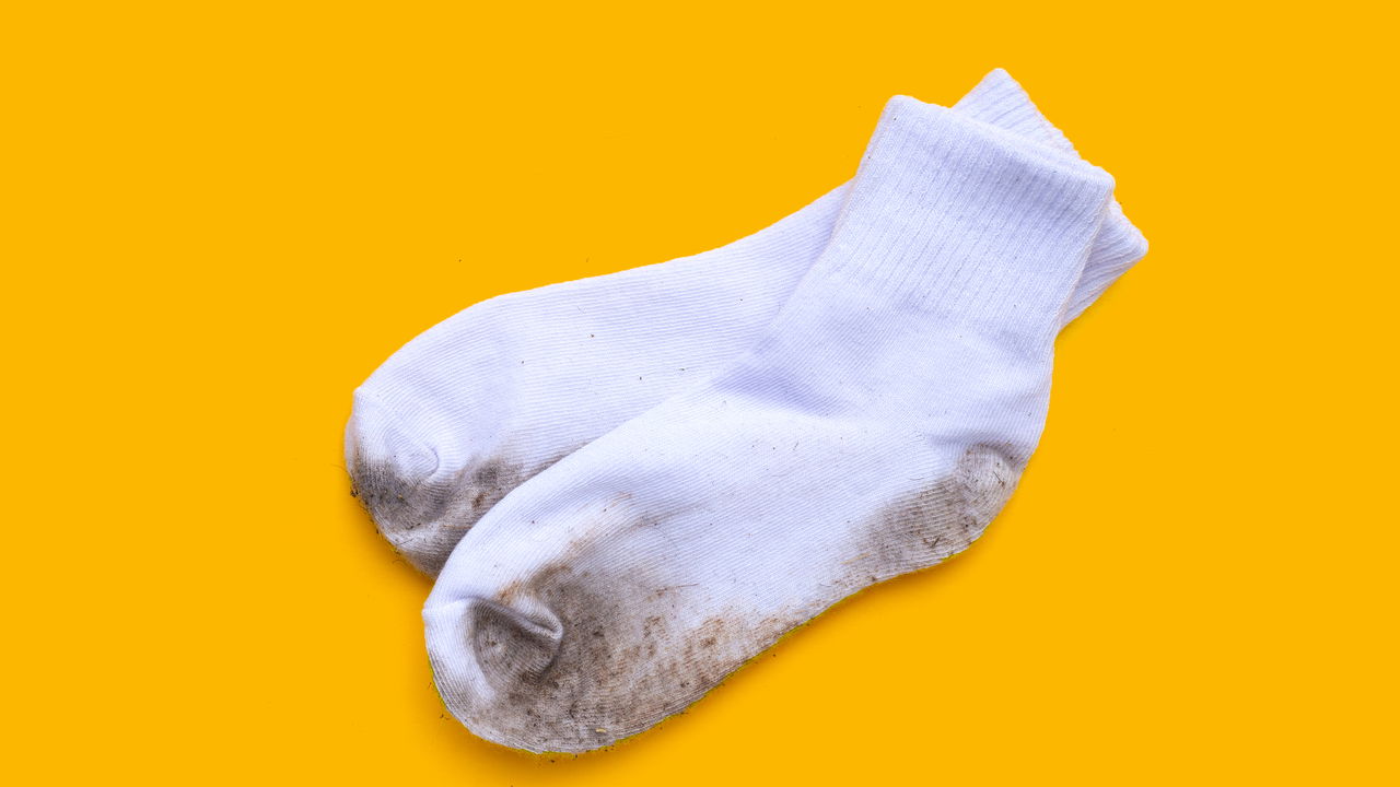 como tirar mancha de lama da meia branca