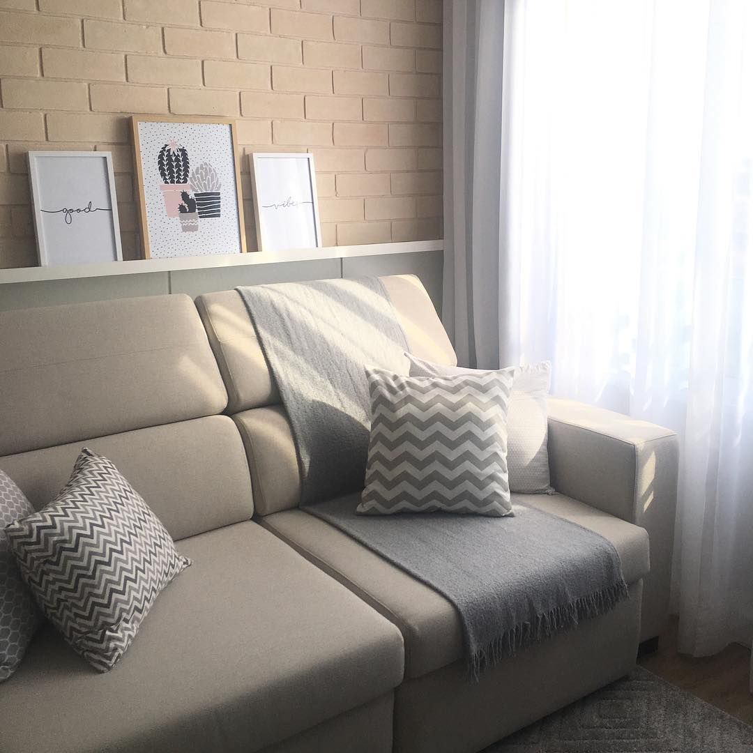 Como usar mantas e almofadas no sofá cinza