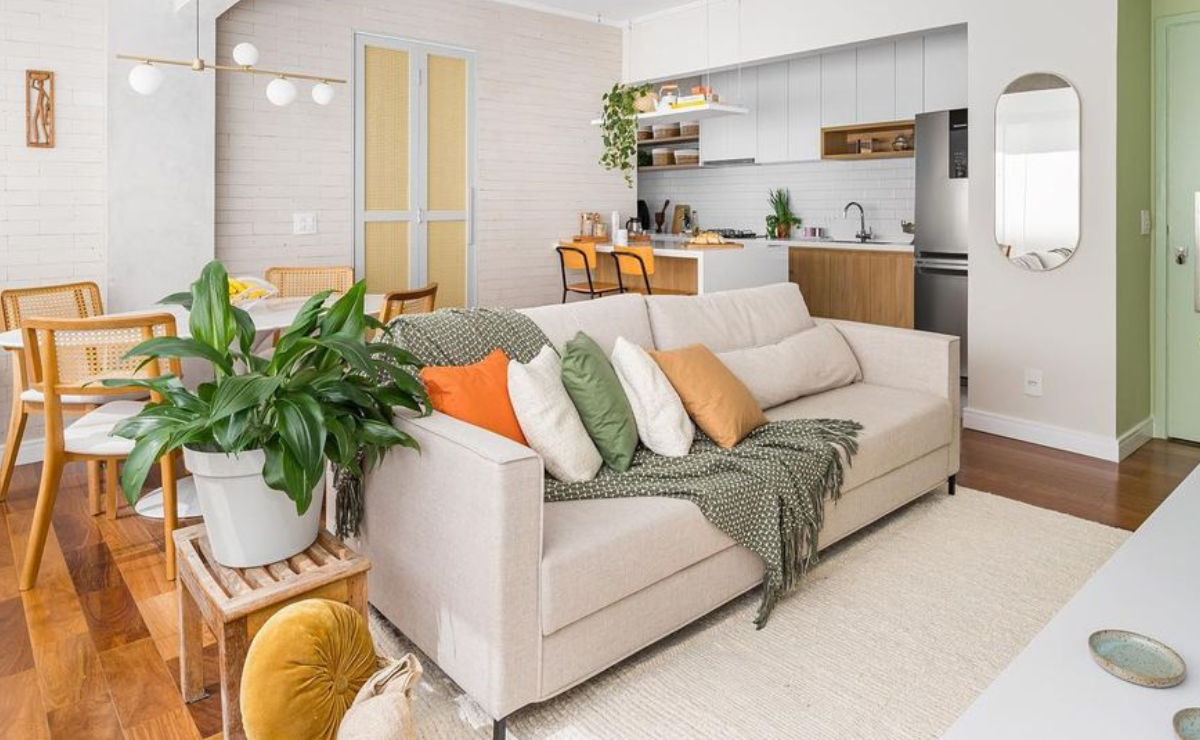 onde comprar mantas e almofadas baratas para sofá cinza