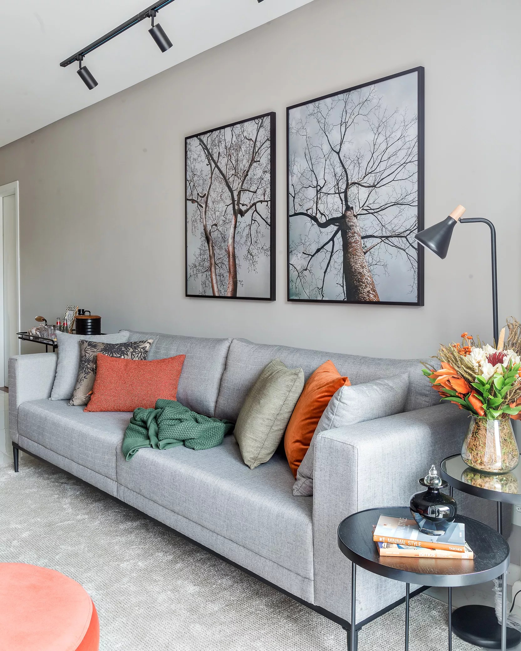 como arrumar manta solta no sofá cinza