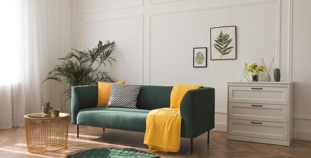 Como usar mantas e almofadas no sofá cinza