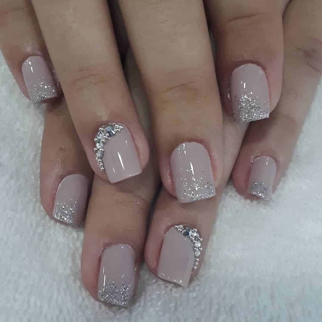 esmalte claro ou escuro para unhas curtas