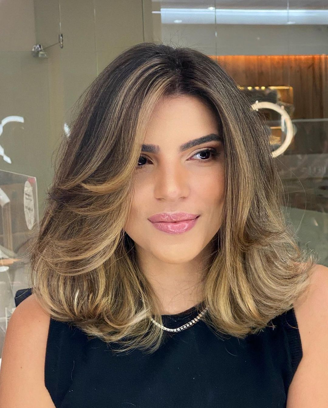 long bob ondulado para rosto redondo com franja