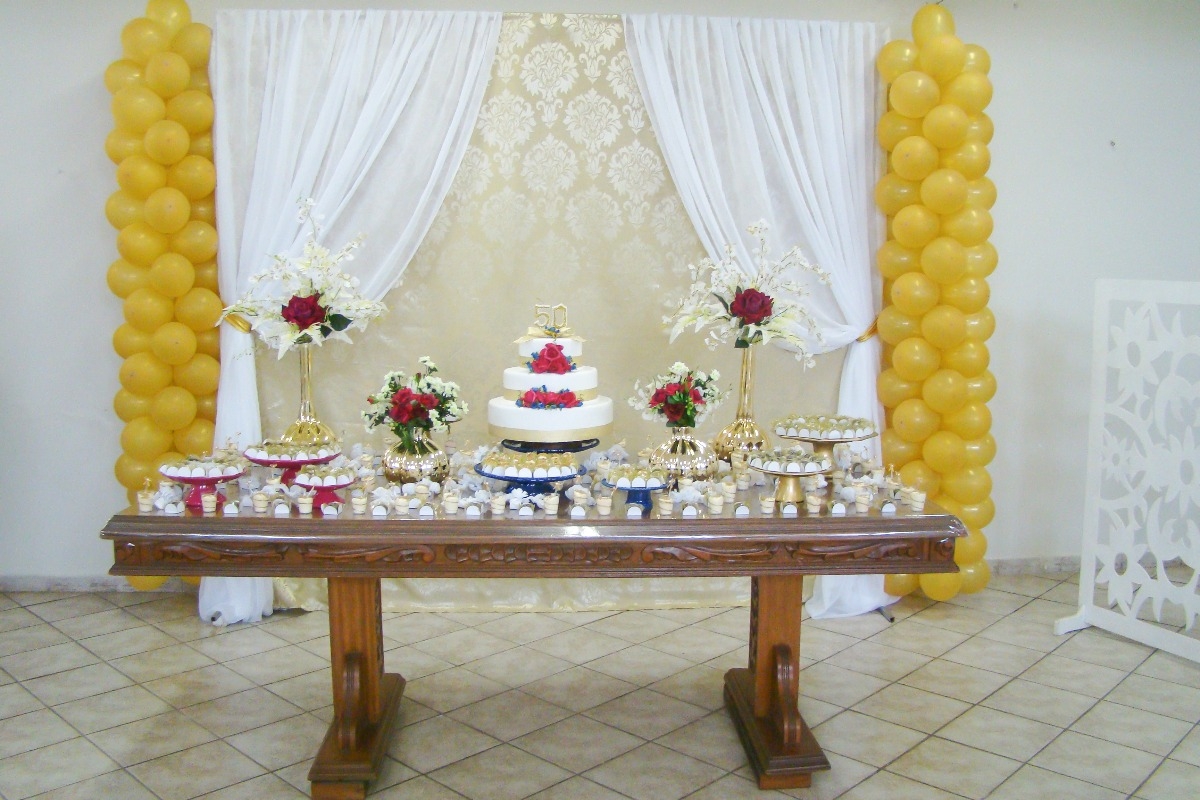 decoração bodas de ouro simples versus luxuosa