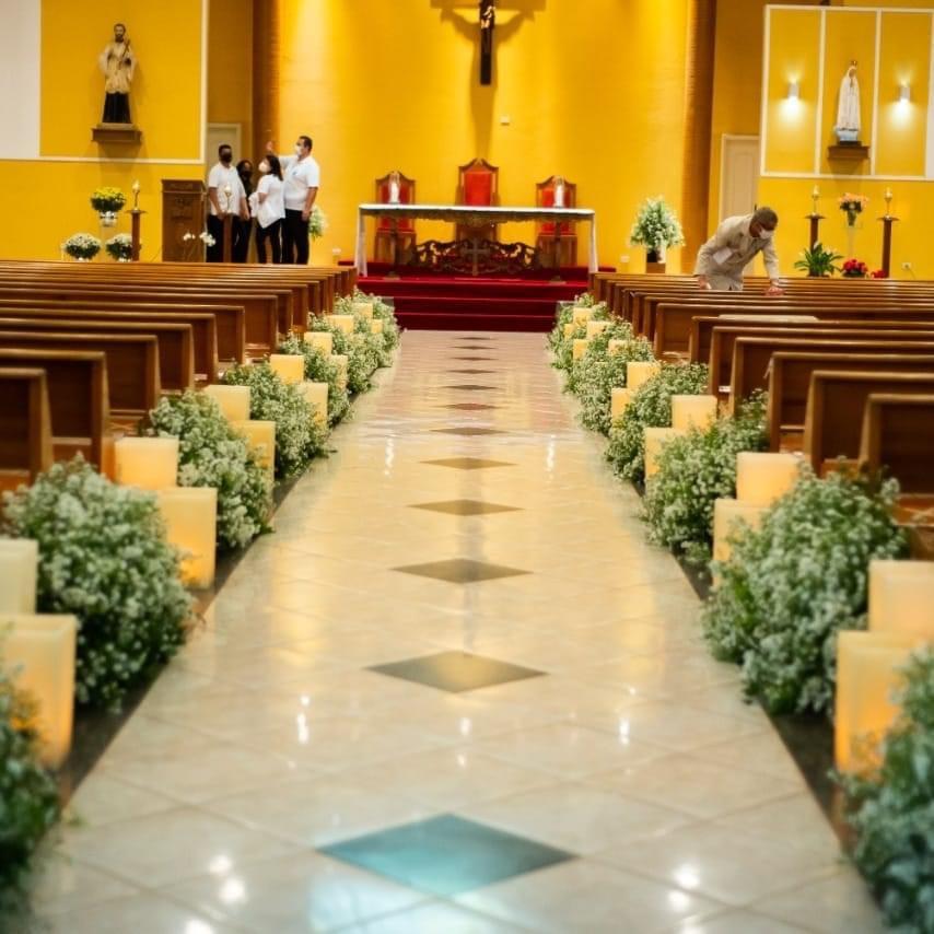 decoração amarela igreja