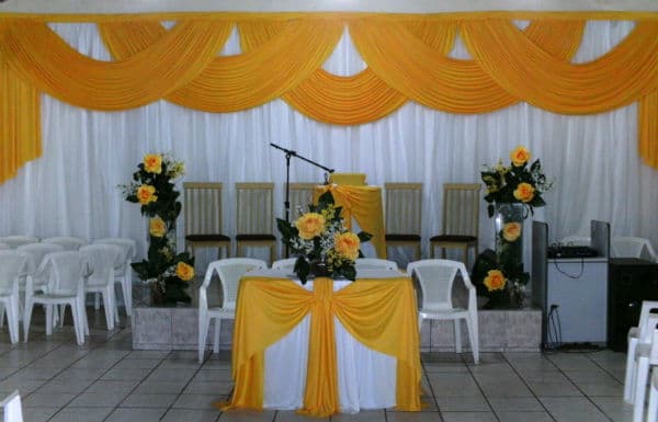 decoração amarela igreja