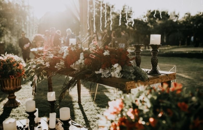 flores naturais versus artificiais decoração aniversário