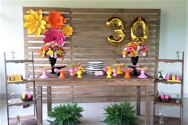 flores naturais versus artificiais decoração aniversário
