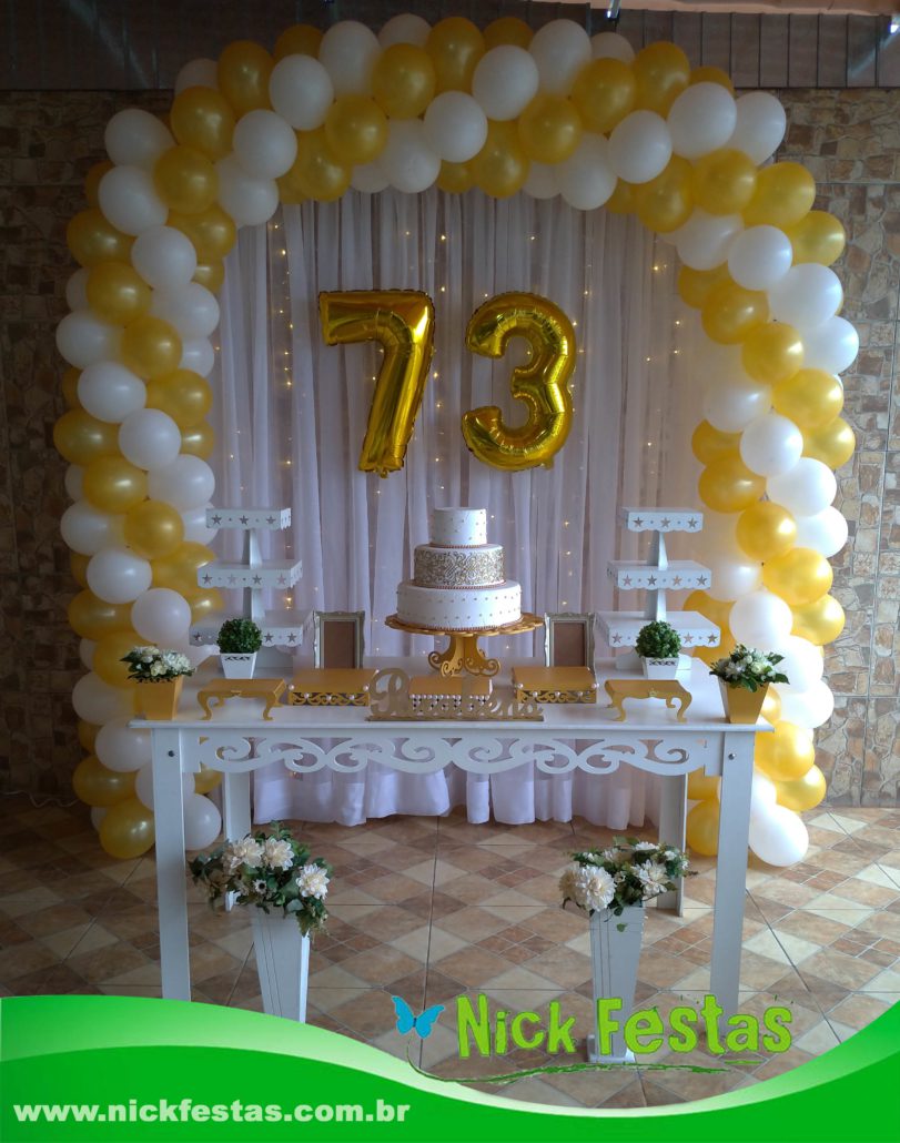 decoração branco e dourado simples