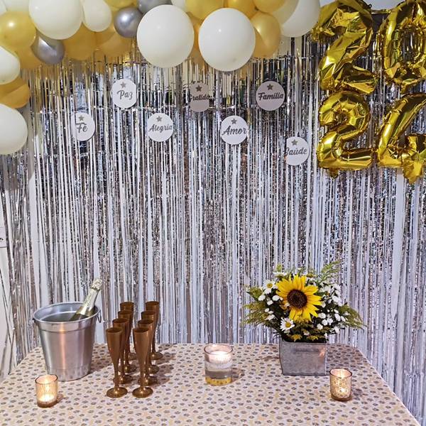 centro de mesa noivado branco dourado minimalista