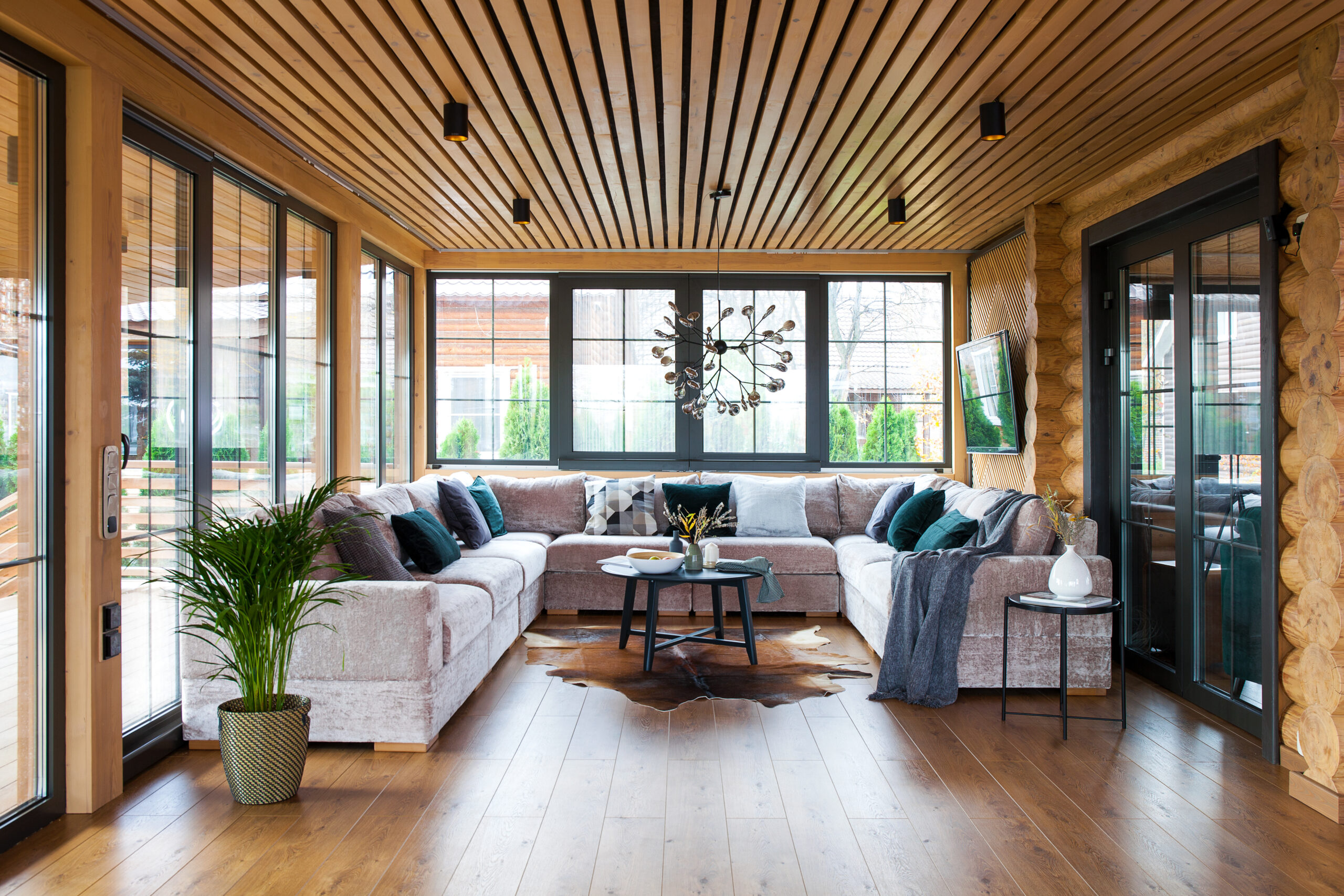 decoração de sala de estar em casa de madeira pequena