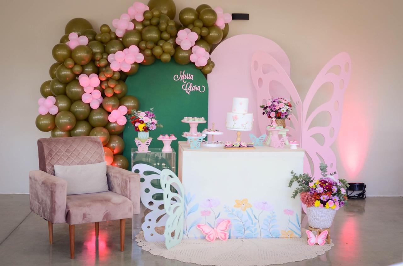 decoração chá revelação tons pastéis versus cores vibrantes