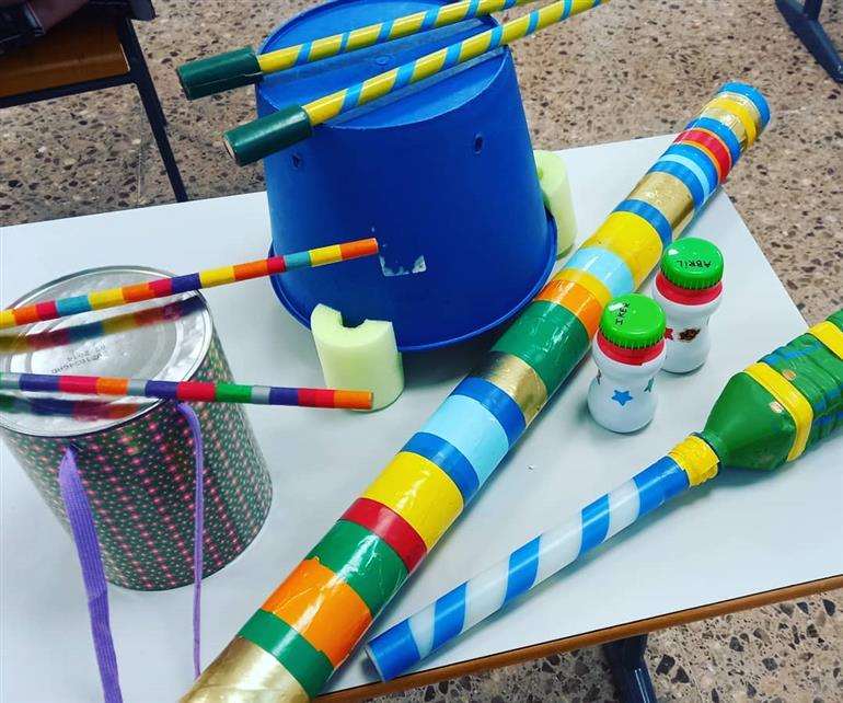 suporte parede ou estante para instrumentos decoração