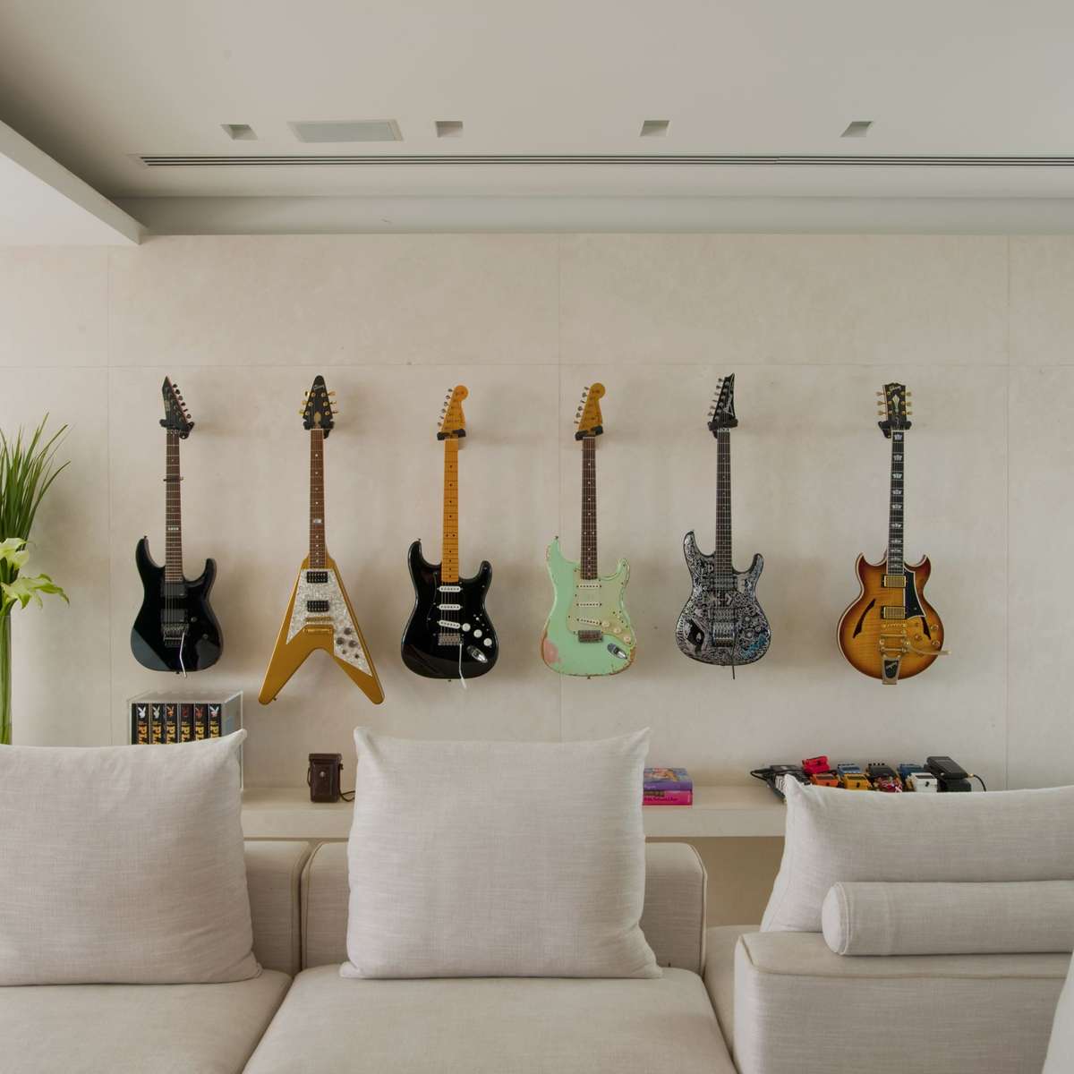 suporte parede ou estante para instrumentos decoração