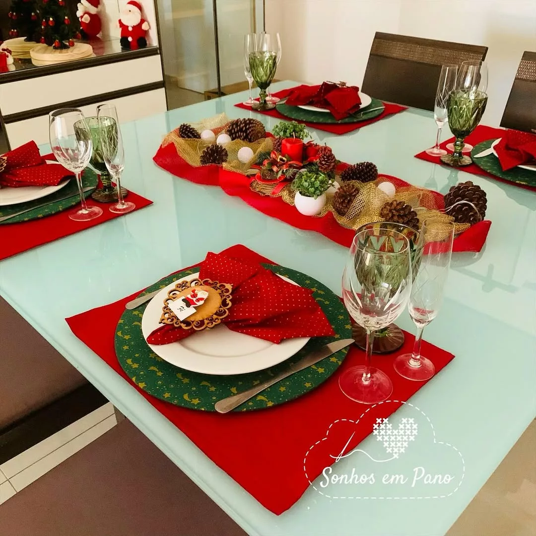 como fazer centro de mesa natal com pinhas