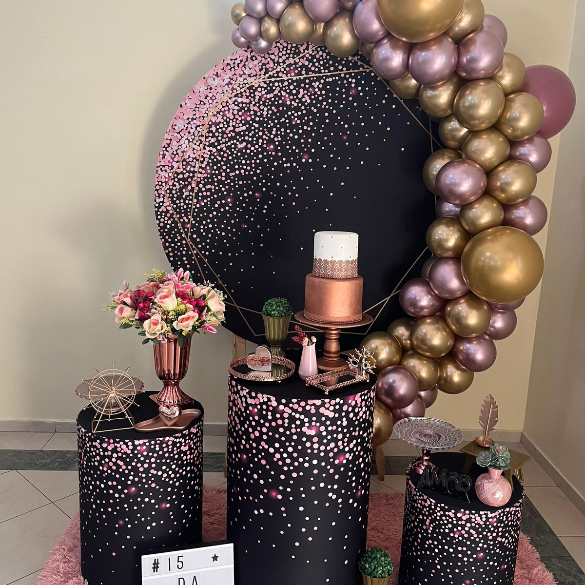 decoração de aniversário preto e rosa simples