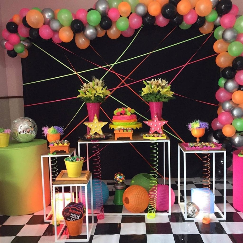 ideias criativas decoração aniversário preto e rosa simples