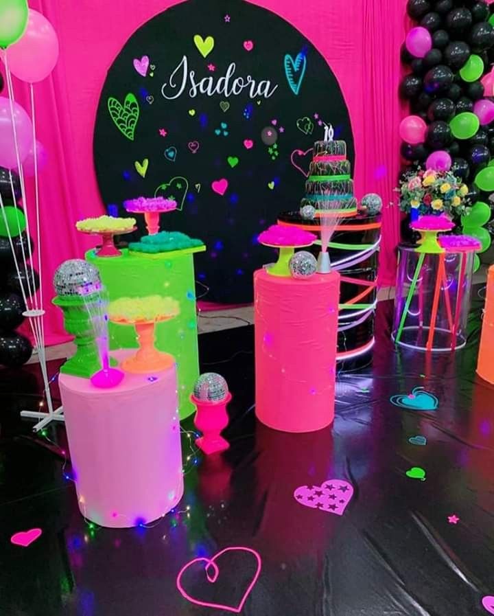 mini table versus painel redondo decoração aniversário