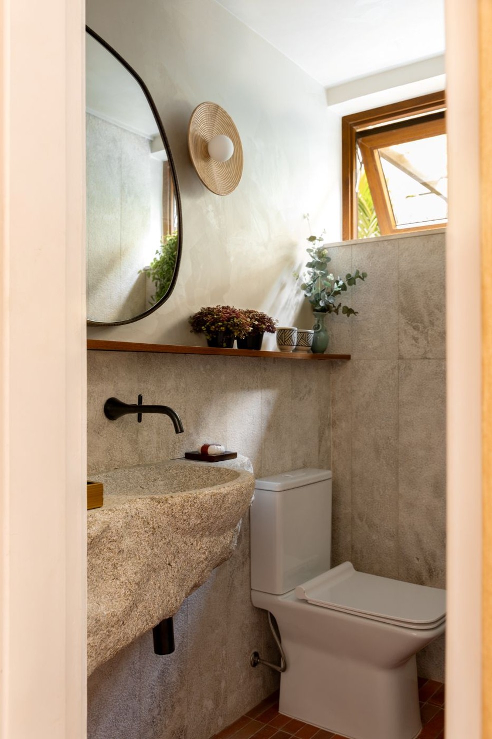 decoração de banheiro com prateleira de vidro