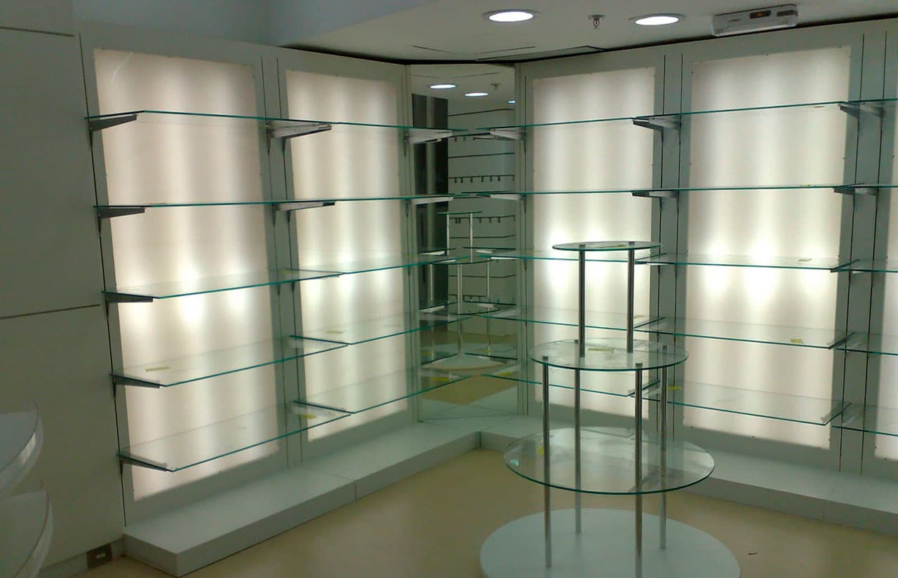 decoração de banheiro com prateleira de vidro