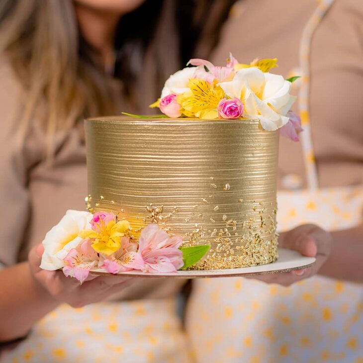decoração de bolo branco com dourado