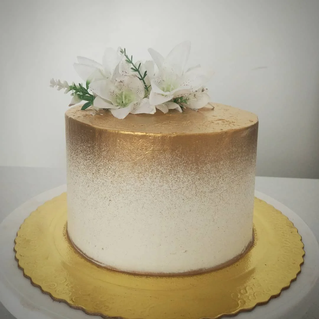 decoração de bolo branco com dourado
