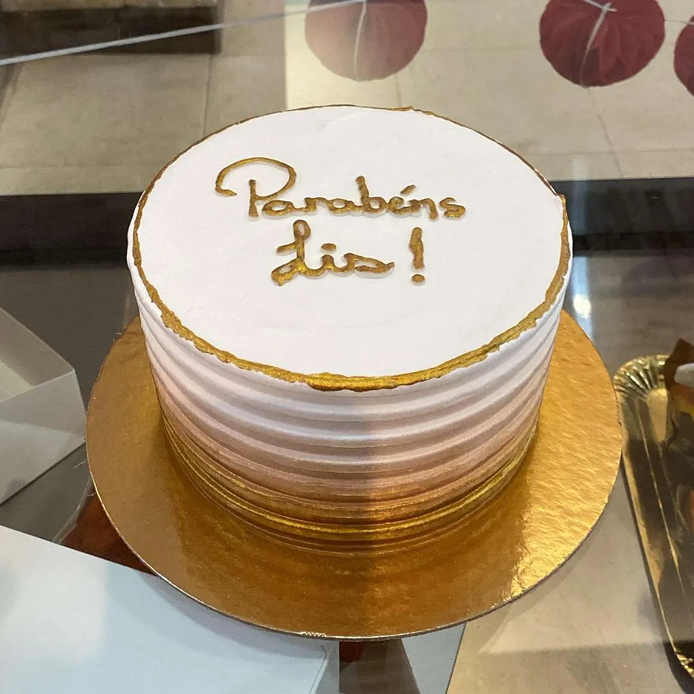 decoração de bolo branco com dourado