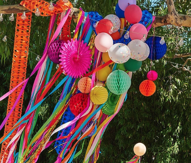 decoração carnaval quintal com materiais reciclados