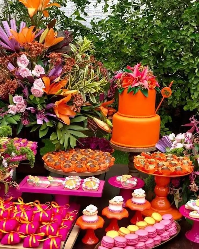 decoração mesa de doces festa laranja e dourado simples