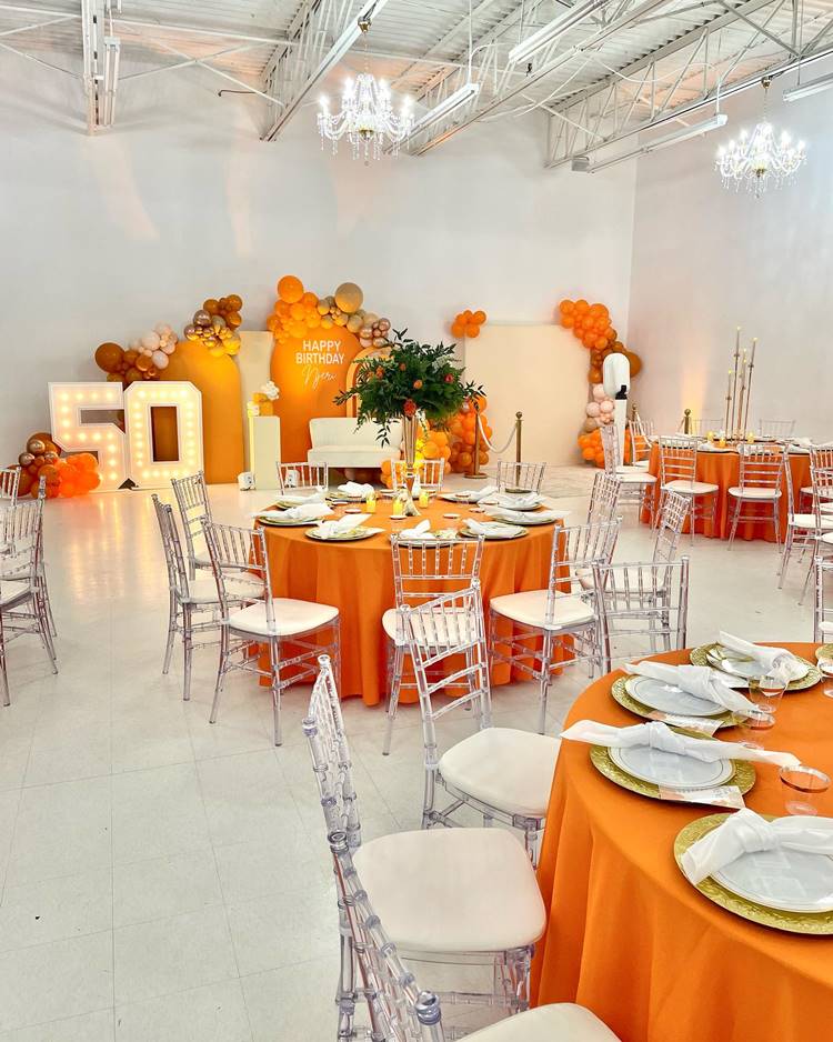 decoração mesa de doces festa laranja e dourado simples
