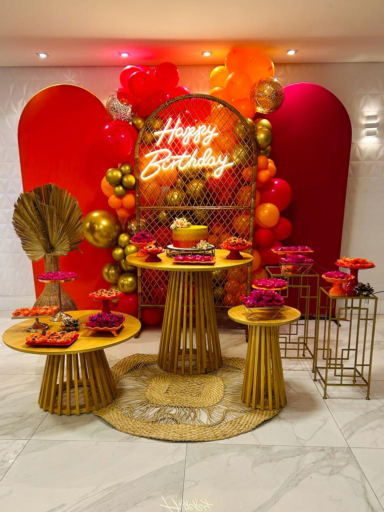 decoração de festa laranja e dourado