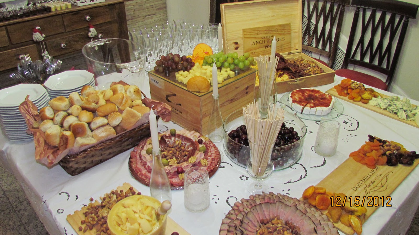 como economizar na decoração de festa queijos e vinhos