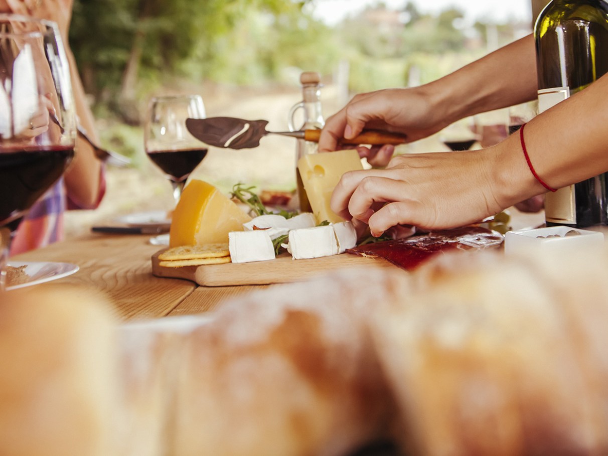 montar tábua de queijos e vinhos perfeita passo a passo