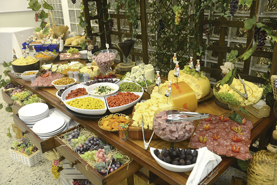 decoração de festa queijos e vinhos