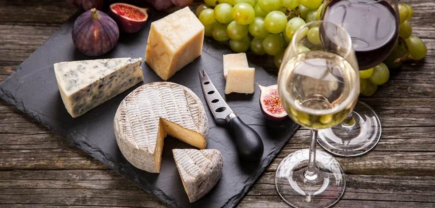 decoração rústica vs moderna para festa queijos e vinhos