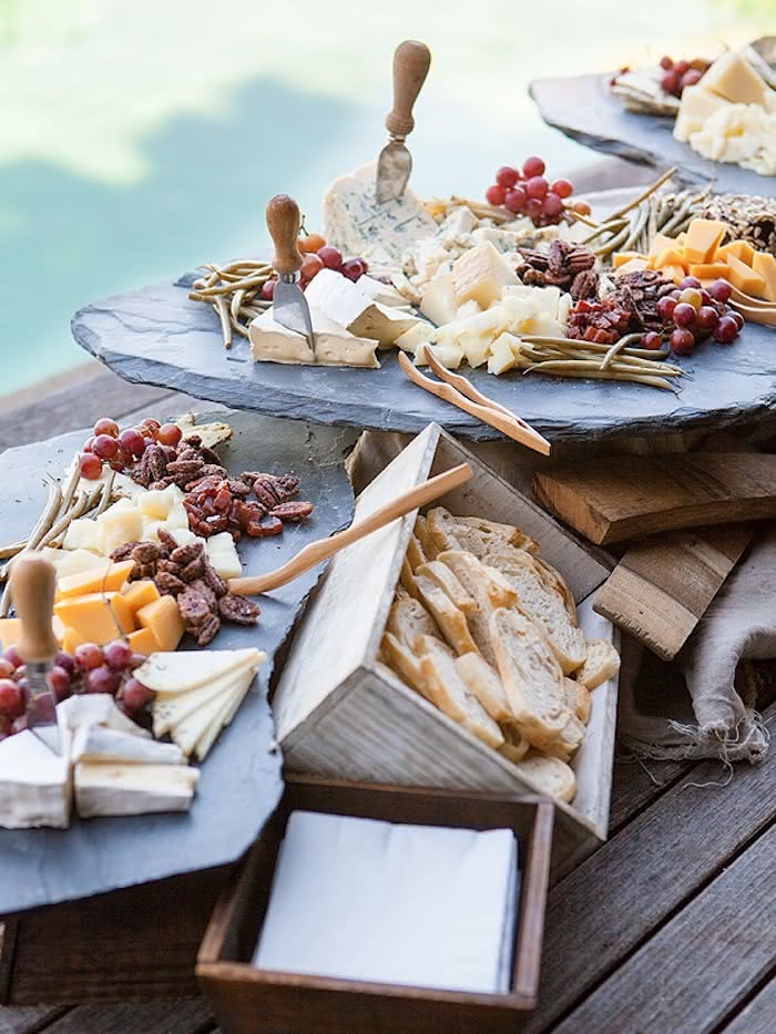 erros comuns ao decorar mesa de queijos e vinhos