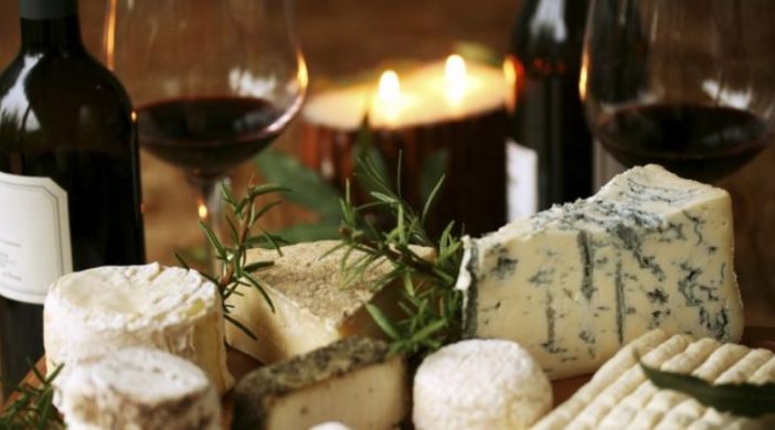 como economizar na decoração de festa queijos e vinhos