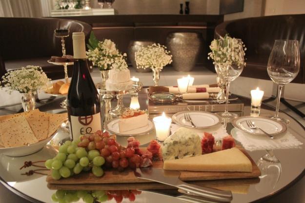 decoração rústica vs moderna para festa queijos e vinhos