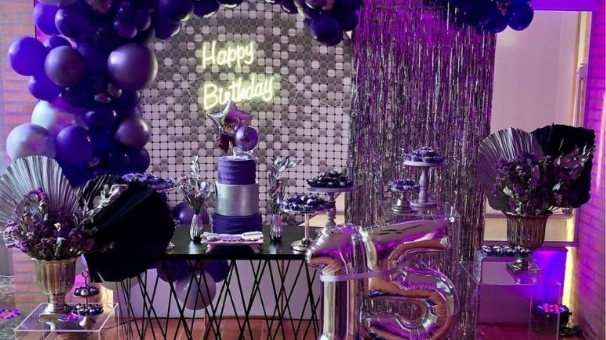 decoração mesa bolo 15 anos roxo e preto