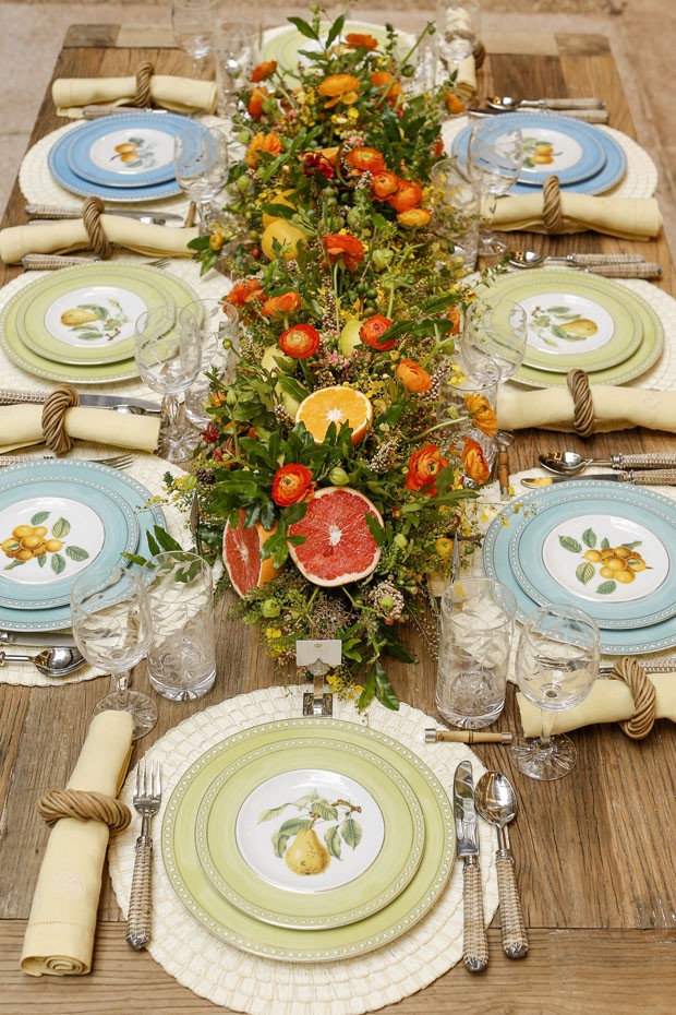 decoração de mesa com frutas e flores