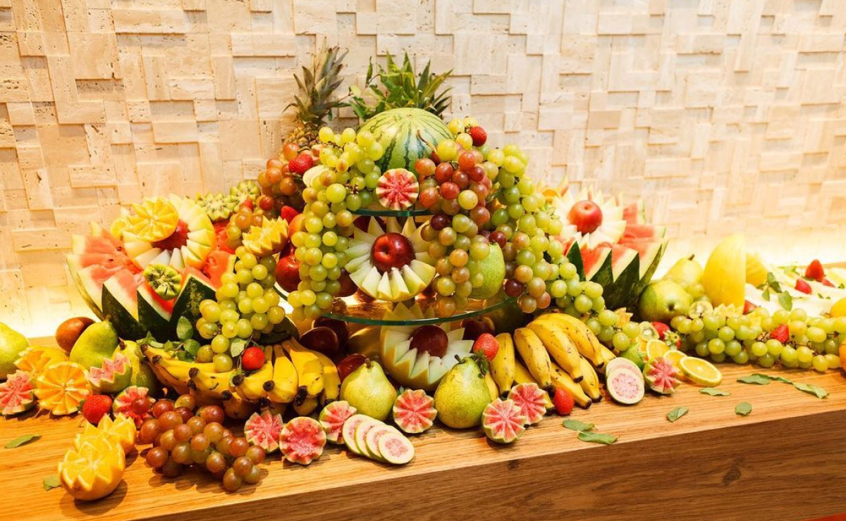 ideias criativas decoração mesa frutas flores