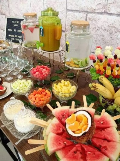 decoração mesa com limão siciliano e lírios