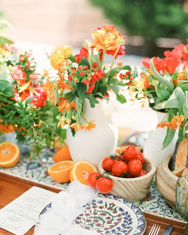 decoração de mesa com frutas e flores