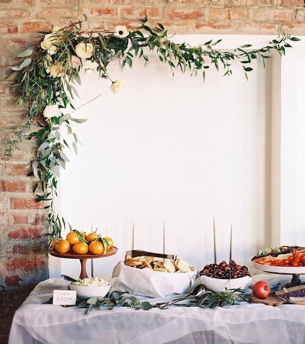 decoração mesa festa simples versus luxuosa