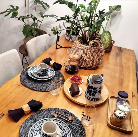 decoração mesa festa simples versus luxuosa