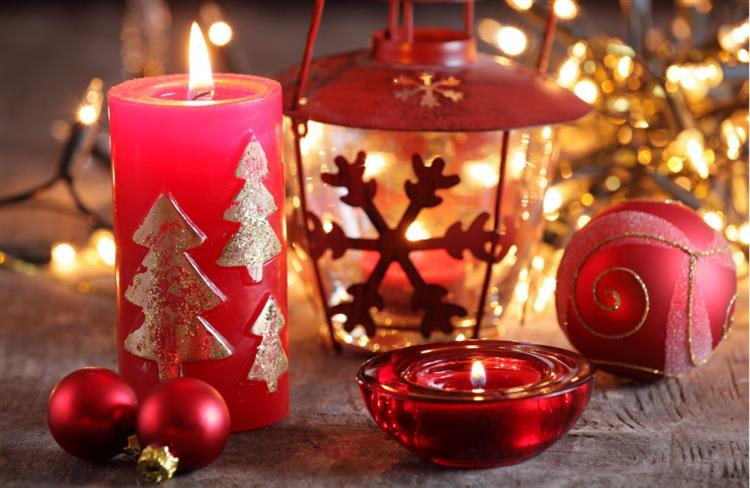 decoração de natal com velas e vidros