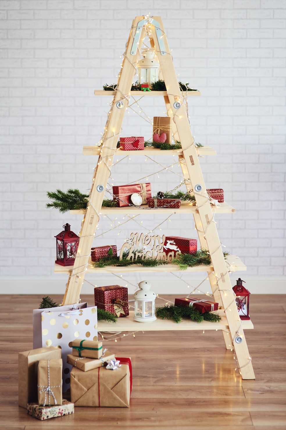 estante natal vs arvore tradicional apartamento