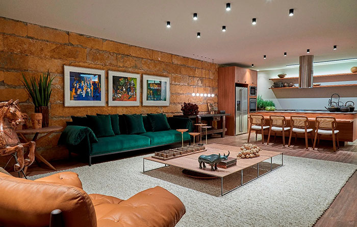 decoração de sala com sofá caramelo