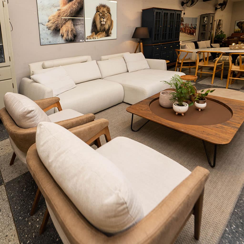 como posicionar poltronas em sala pequena com sofá retrátil